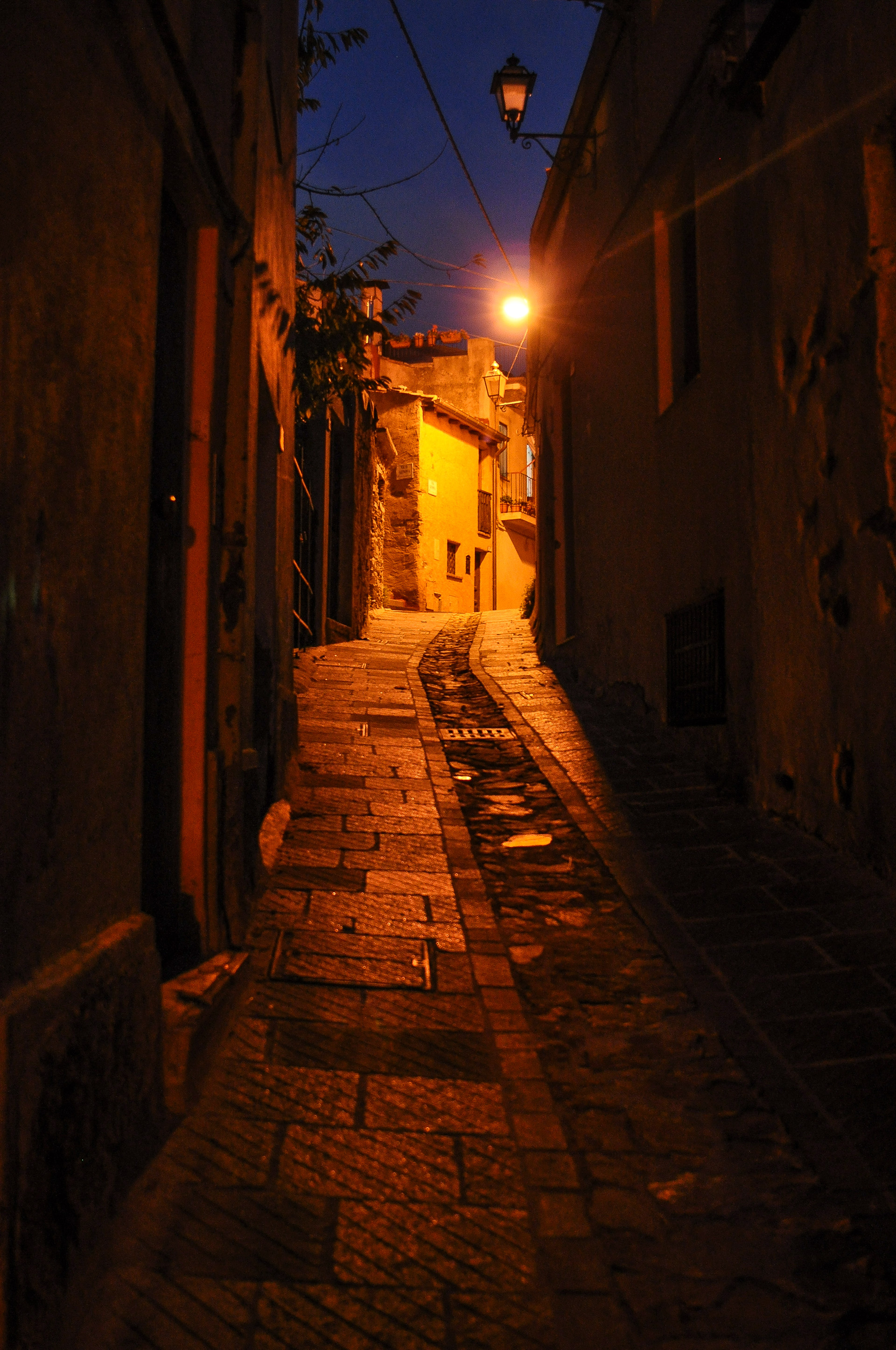 Stradina del centro storico di notte